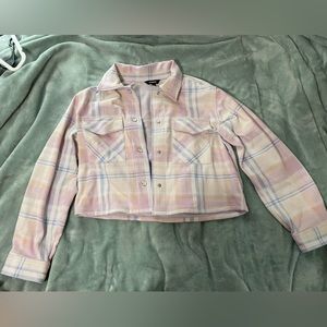 Cropped jacket. Pearl buttons. Soft material. Chest pockets